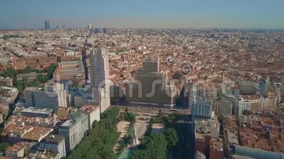 从西班牙埃斯帕纳广场俯瞰马德里城市景观视频的预览图