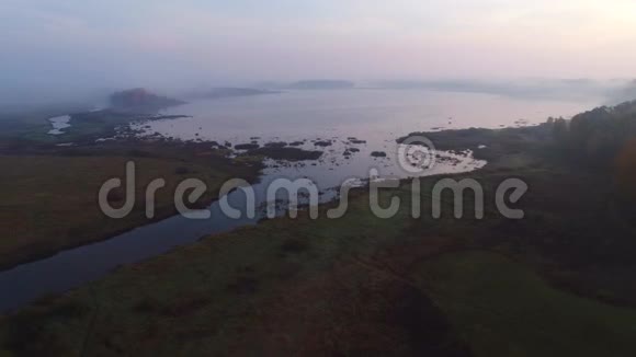 索洛河和库沙恩湖的景色雾蒙蒙的早晨空中视频视频的预览图