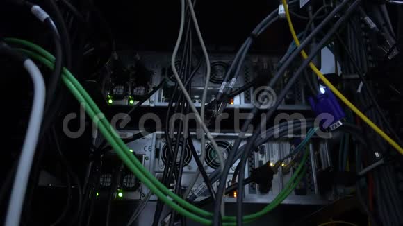 服务器机架背面黑暗的服务器机房图像含有一点噪声视频的预览图