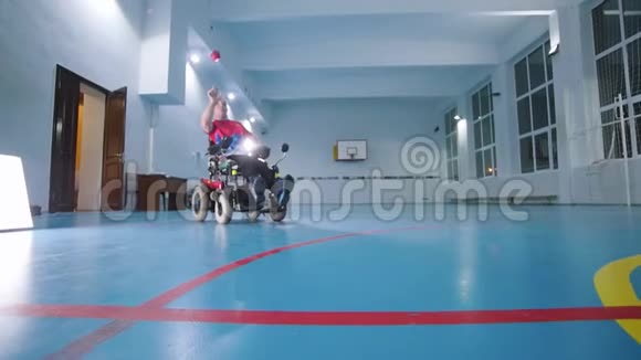 坐轮椅的残疾人在空中扔一个红色的小球视频的预览图