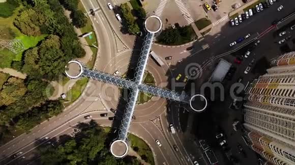 环形交叉路口的空中交通景观建筑优美人行横道在交叉路口上方看起来像十字路口视频的预览图
