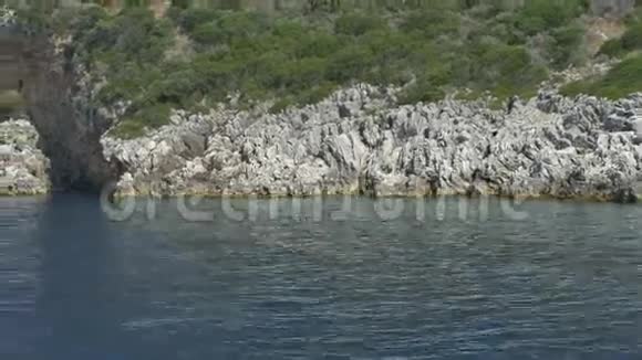 希腊群岛上的悬崖视频的预览图