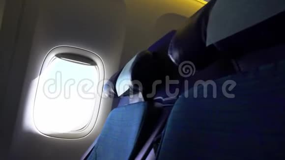乘飞机旅行在内部飞机的座位舱飞机内部视频的预览图