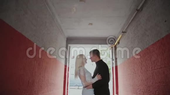 幸福的一对相爱的夫妇站在家里的拱门下牵着手视频的预览图