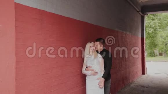 幸福的一对相爱的夫妇站在家里的拱门下牵着手视频的预览图