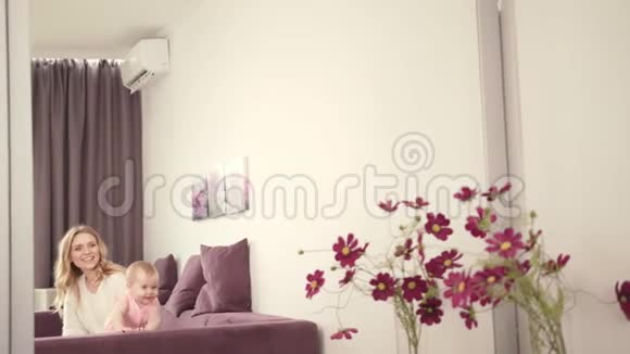 带着婴儿镜子的微笑的女人快乐妈妈带着宝宝笑视频的预览图