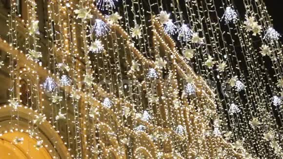 莫斯科市中心地区圣诞假期晚上马奇克点亮花环照明底部视图视频的预览图
