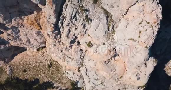 石头落基山在山谷边缘的史诗4k无人机飞行空中设施水平视图视频的预览图