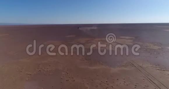 撒哈拉黑车驾驶的鸟瞰图无人驾驶飞机在沙漠上空飞行视频的预览图
