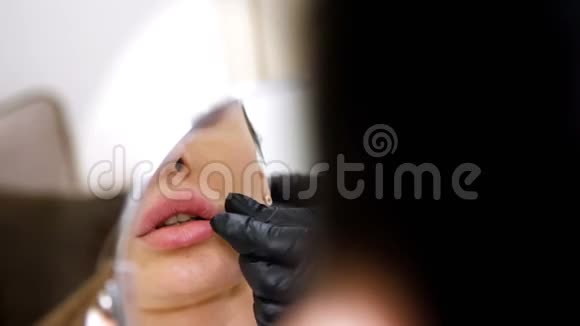 医务处美女照镜子医生给病人注射透明质酸嘴唇视频的预览图