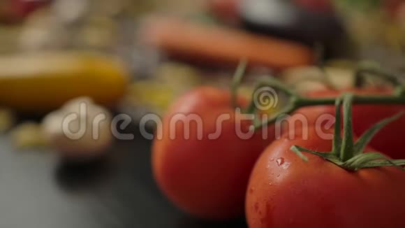 新鲜蔬菜为素食面食准备视频的预览图