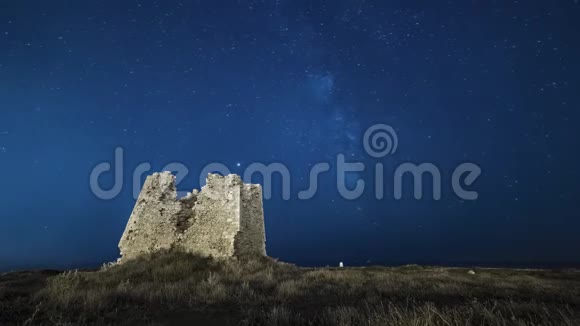 古堡遗址上的夜晚银河时光星光夜沙滩视频的预览图