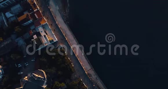 在城市里靠海的船只港口空中缔造者无人驾驶飞机飞行拍摄复古的颜色上面的风景视频的预览图