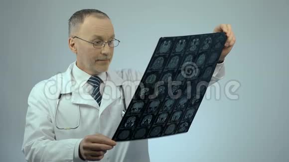 医生看核磁共振脑扫描对病人的积极动态感到满意视频的预览图