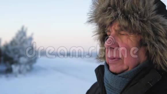 冬季户外夹克和毛皮帽中有皱纹的老人肖像视频的预览图