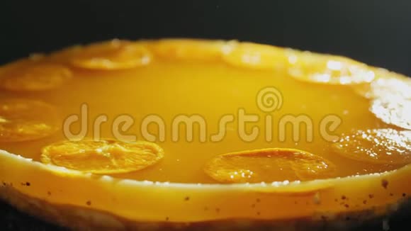 盘子里放着橘子果冻的芝士蛋糕视频的预览图