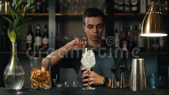 酒保把阿珀尔倒入阿珀尔斯普里茨的鸡尾酒中酒保做酒精饮料视频的预览图