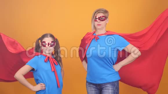 妈妈和女儿扮演超级英雄视频的预览图