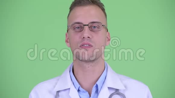 一张快乐的脸英俊的医生带着眼镜说话视频的预览图