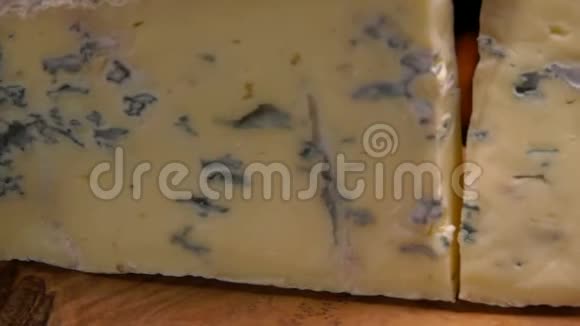 切成块的奶酪和蓝色的模子落在木板上视频的预览图