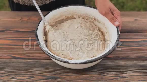 做面团烘焙自制面包视频的预览图