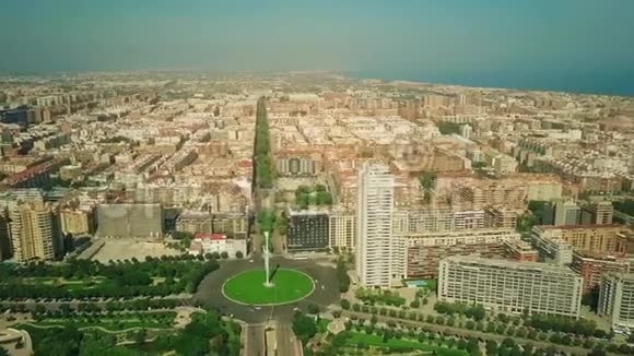 从西班牙欧罗巴广场俯瞰巴伦西亚城市景观视频的预览图