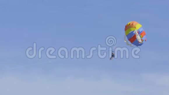几个面目全非的人在一个多色降落伞上飞行视频的预览图