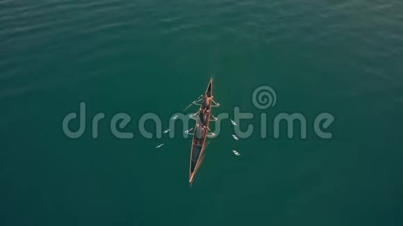 空中俯瞰三个不知名的人在船上划船视频的预览图