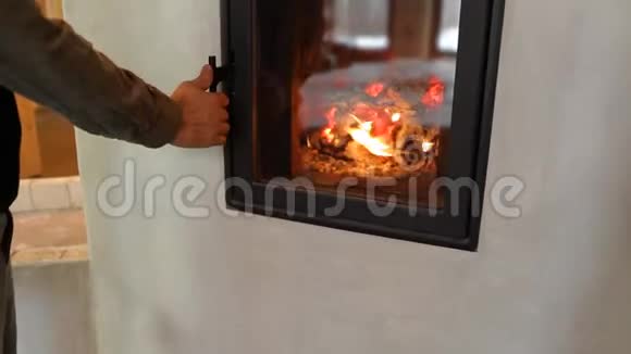 一个操作日志燃烧器的人的手视频的预览图