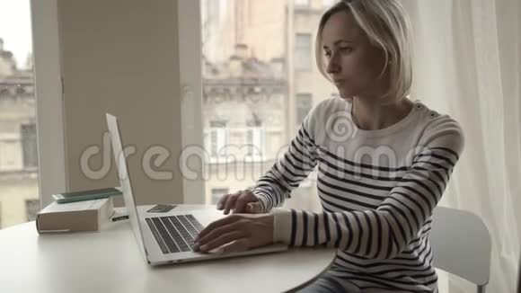 白种人妇女用电脑笔记本上网购物视频的预览图