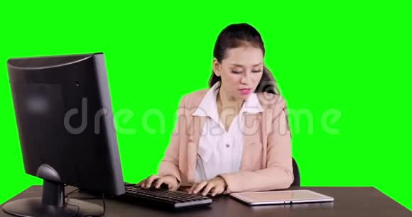 多任务女商人用电脑工作视频的预览图
