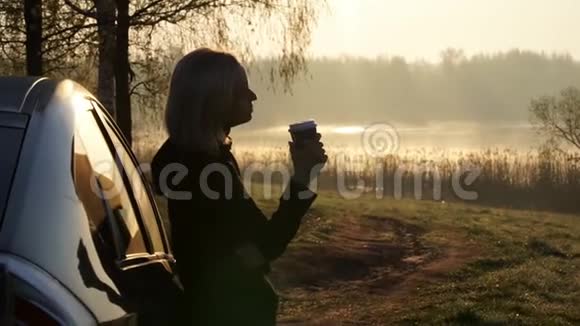 在美丽的日出时在汽车附近的咖啡休息视频的预览图