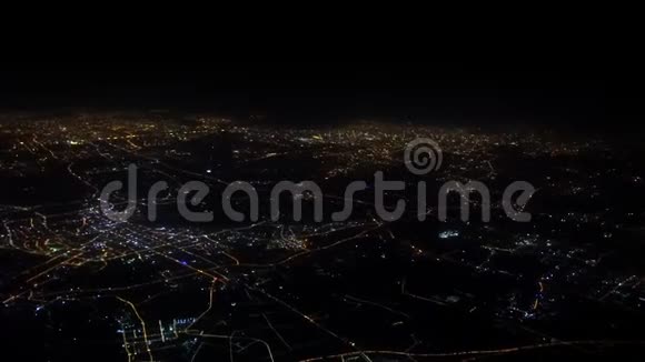 4K飞机飞越中国上空夜间从飞机上俯瞰城市视频的预览图