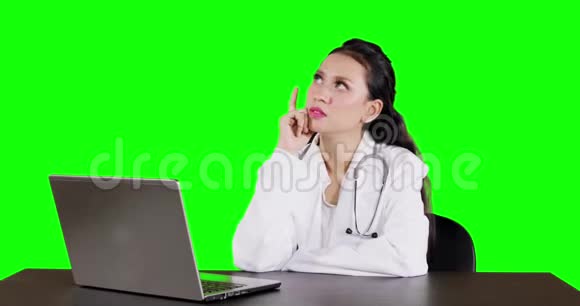 女医生用手提电脑工作视频的预览图