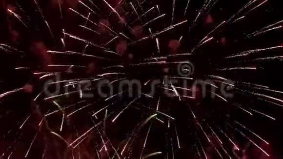 五彩缤纷的烟花在晚上爆炸视频的预览图