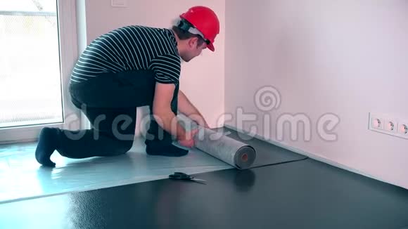 铺层合板地板的专业工人视频的预览图