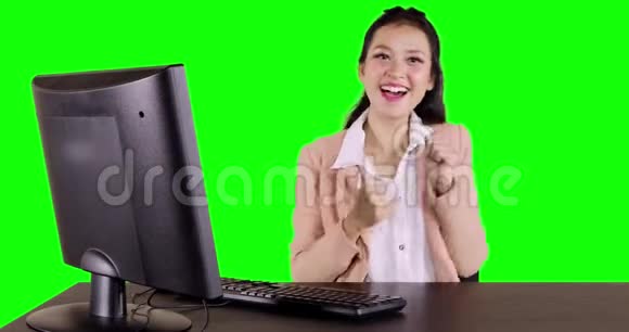 女商人用电脑和跳舞视频的预览图