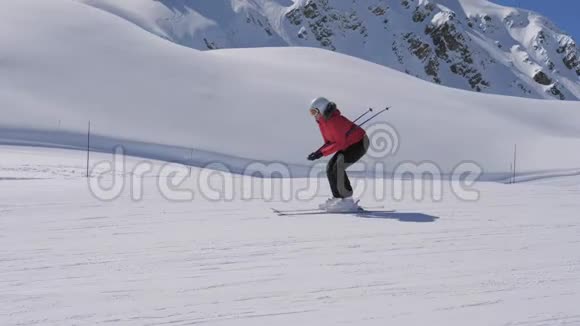 女滑雪者滑下山坡她坐下来加快速度视频的预览图