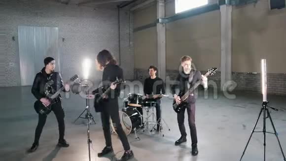 一个年轻的团体在哈加尔演奏摇滚乐视频的预览图