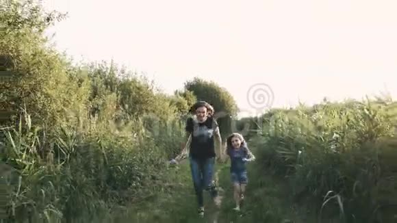 妈妈和女儿在河边散步视频的预览图