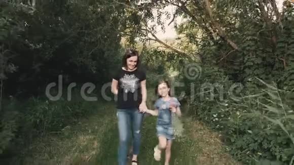 妈妈和女儿在河边散步视频的预览图