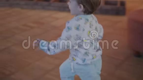 小女孩绕着房子的地板跑视频的预览图
