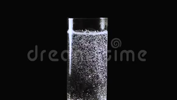 碳酸气泡在玻璃上面跳舞视频的预览图