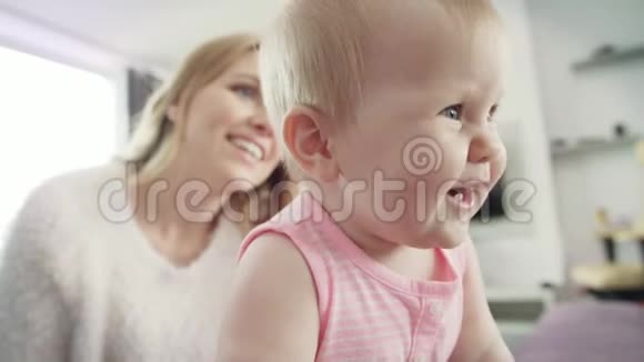 快乐的婴儿画像好奇的孩子探索世界小宝宝微笑视频的预览图