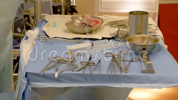 护士准备手术专用器械她帮助外科医生视频的预览图