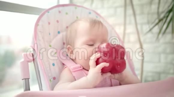 宝宝在椅子上啃红辣椒婴儿蔬菜饮食儿童健康营养视频的预览图