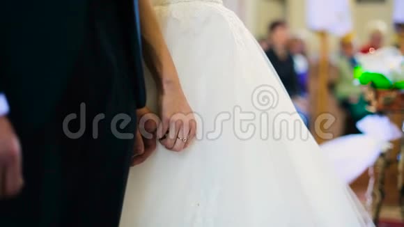 穿着黑色西装的新郎握着新娘手温柔地说着承诺视频的预览图