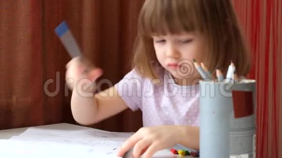 小女孩把彩色铅笔放进罐子里视频的预览图