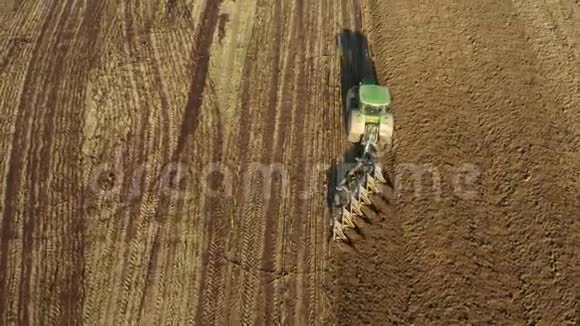 拖拉机辅助田间干草小麦的鸟瞰图视频的预览图