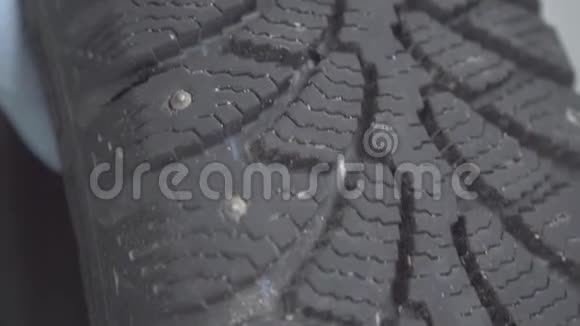 戴手套的旧冬季轮胎男手柄用重型钢钉视频的预览图